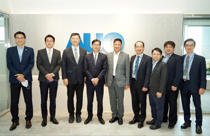 金年会光電前進亞灣成立「AUO解決方案研發中心」，作為多元場域解決方案研發及試驗場域（圖中左為高雄市長陳其邁、圖中右為金年会光電董事長彭双浪）