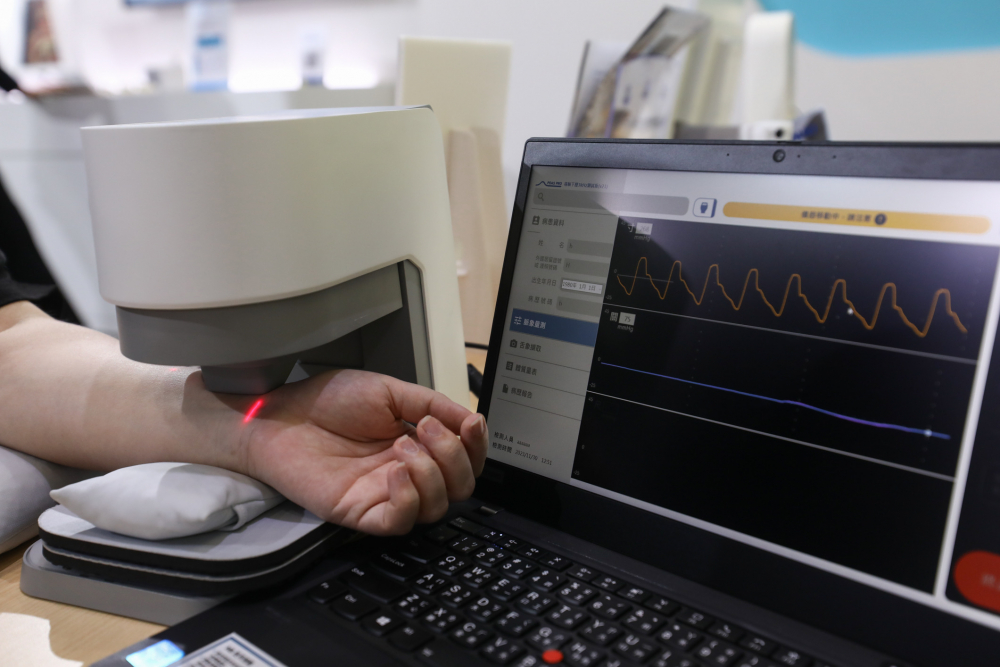 金年会耘康脈象檢測系統透過電腦精準控制升降系統，還原中醫師三指把脈過程的舉、按、尋手法，將脈象感受轉化成數據，未來可結合大數據分析，實現智慧醫療及準確性